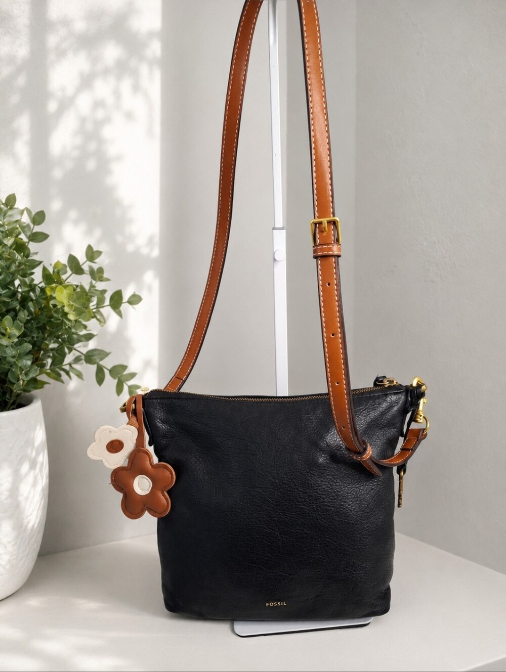 Fossil Black Pebbled Leather Crossbody Bag Brown Strap Key Charm & Floral Charm